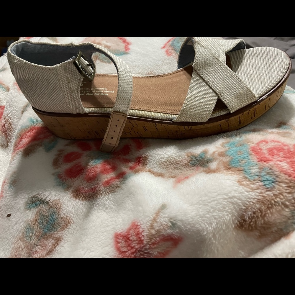 Toms 9.5 beige sandals